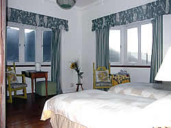 Sonstraal Guesthouse is only a 2 minutes walk from the beach, at the edge of Muizenberg. 