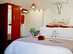 Earthbound Guest House, Oudtshoorn, offers 3 Stargraded bed and breakfast or self-catering accommodation in Oudtshoorn.