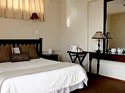 The Hoedjiesbaai Hotel offers single and double en-suite accommodation